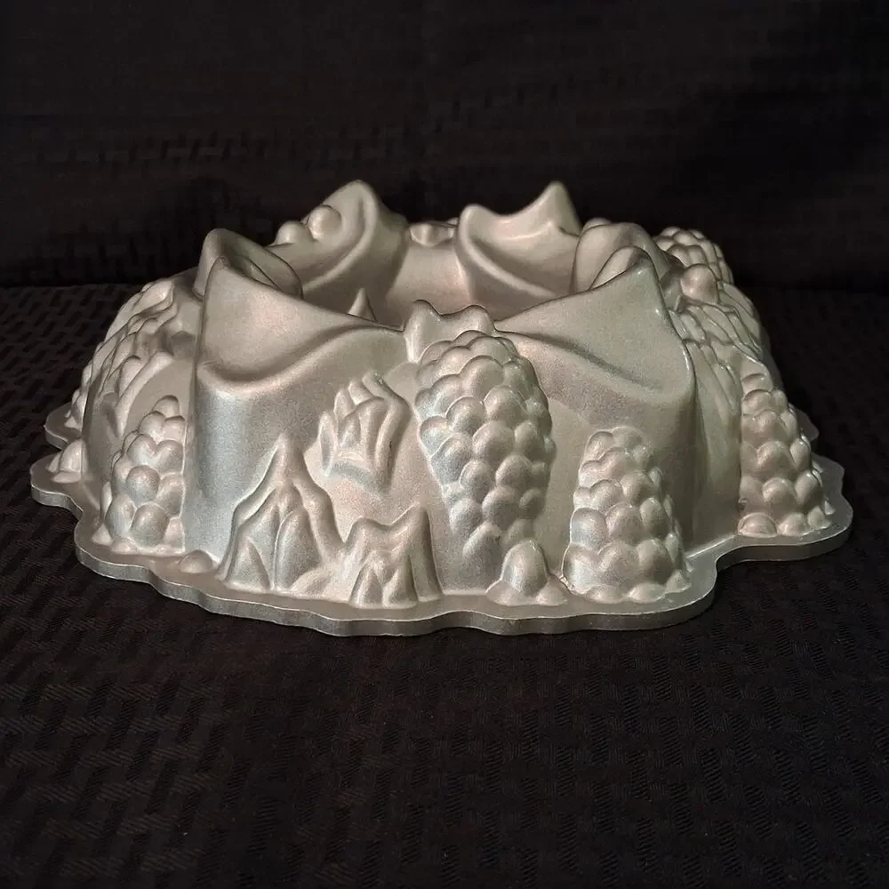 Nordic Ware Holiday Wreath Bundt Cake Pan Christmas 12